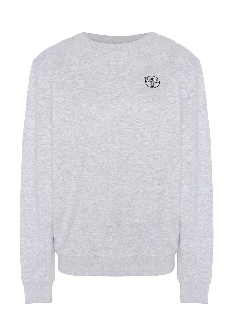Hellgraues Sweatshirt mit langen Ärmeln und Rundhalsausschnitt, mit gerippten Bündchen und Saum, mit einem kleinen schwarzen, runden Logo mit Text auf der linken Brust.