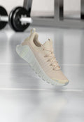 Leichter Sneaker in einem sanften Beigeton. Verfügt über ein strukturiertes Obermaterial, flache Schnürsenkel und eine dicke, profilierte Sohle mit dezenten Markenakzenten.