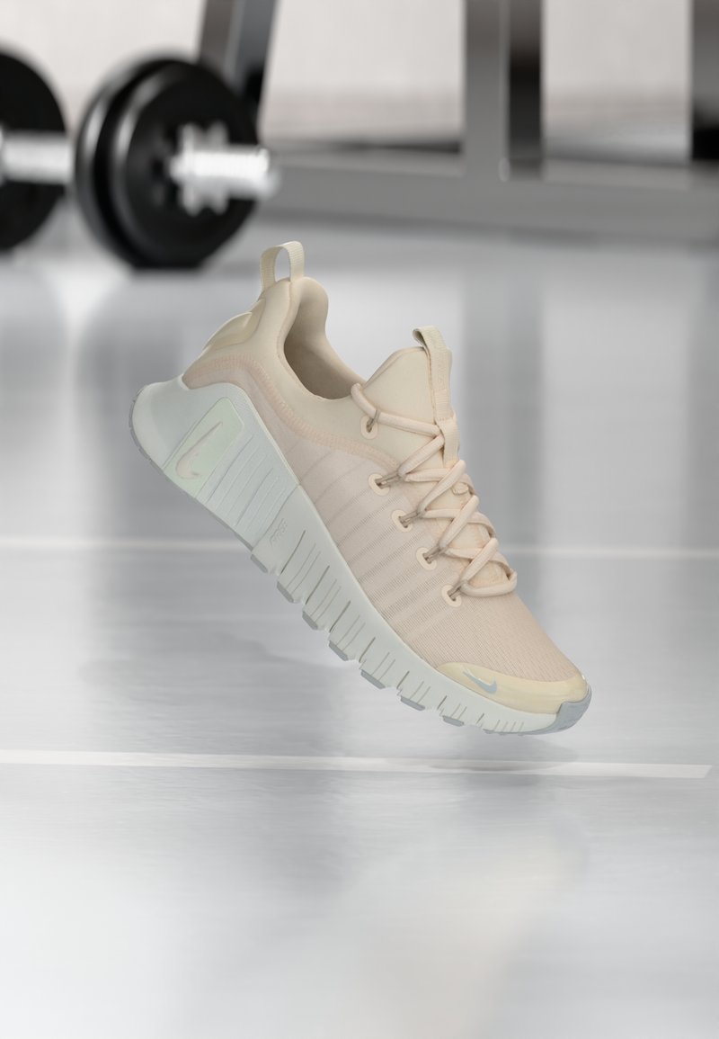 Leichter Sneaker in einem sanften Beigeton. Verfügt über ein strukturiertes Obermaterial, flache Schnürsenkel und eine dicke, profilierte Sohle mit dezenten Markenakzenten.