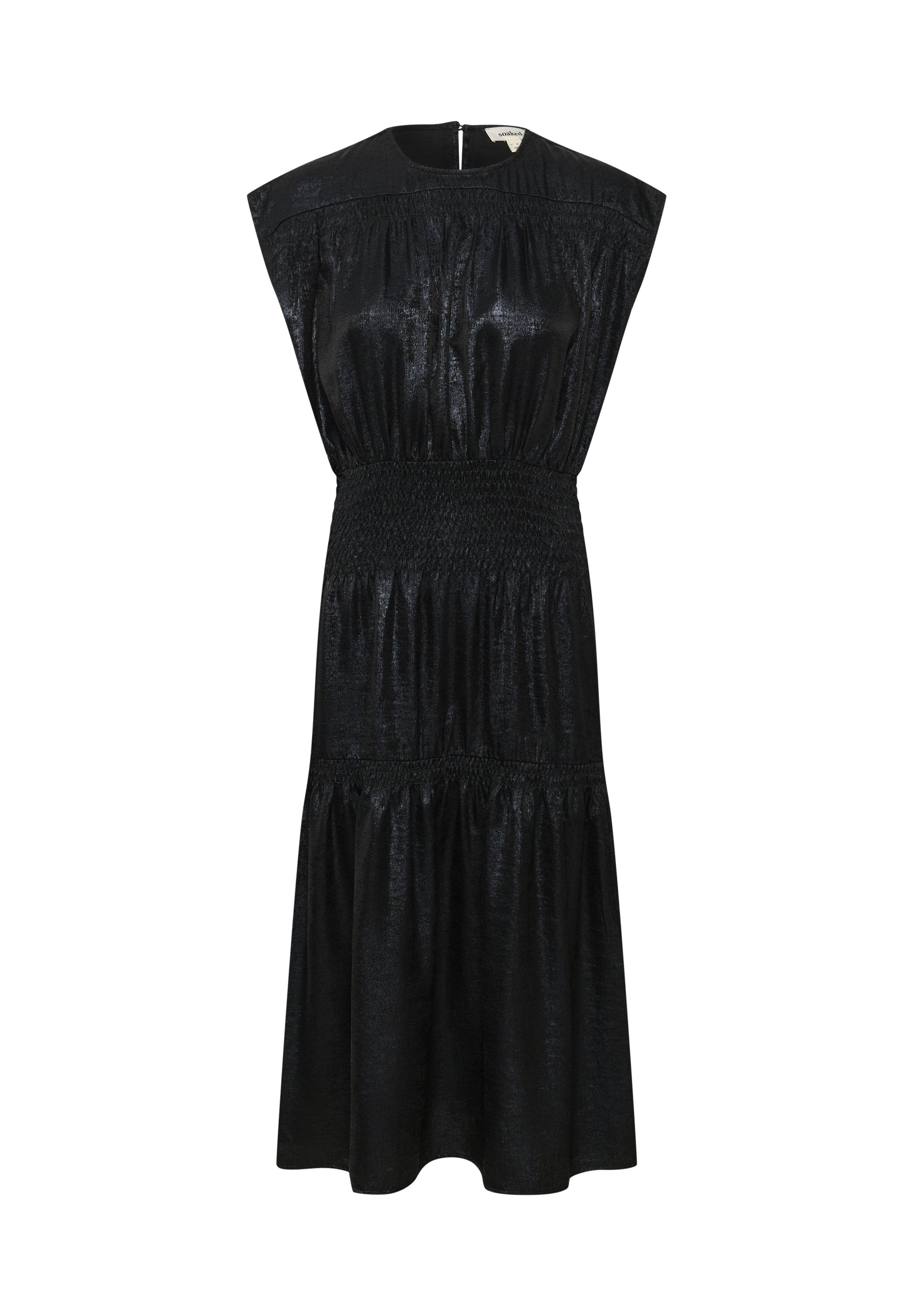 Schwarzes ärmelloses Kleid mit Rundhals, gerafftem Oberteil, smockierter Taille und gestuftem Rock; aus einem leicht glänzenden Stoff gefertigt.