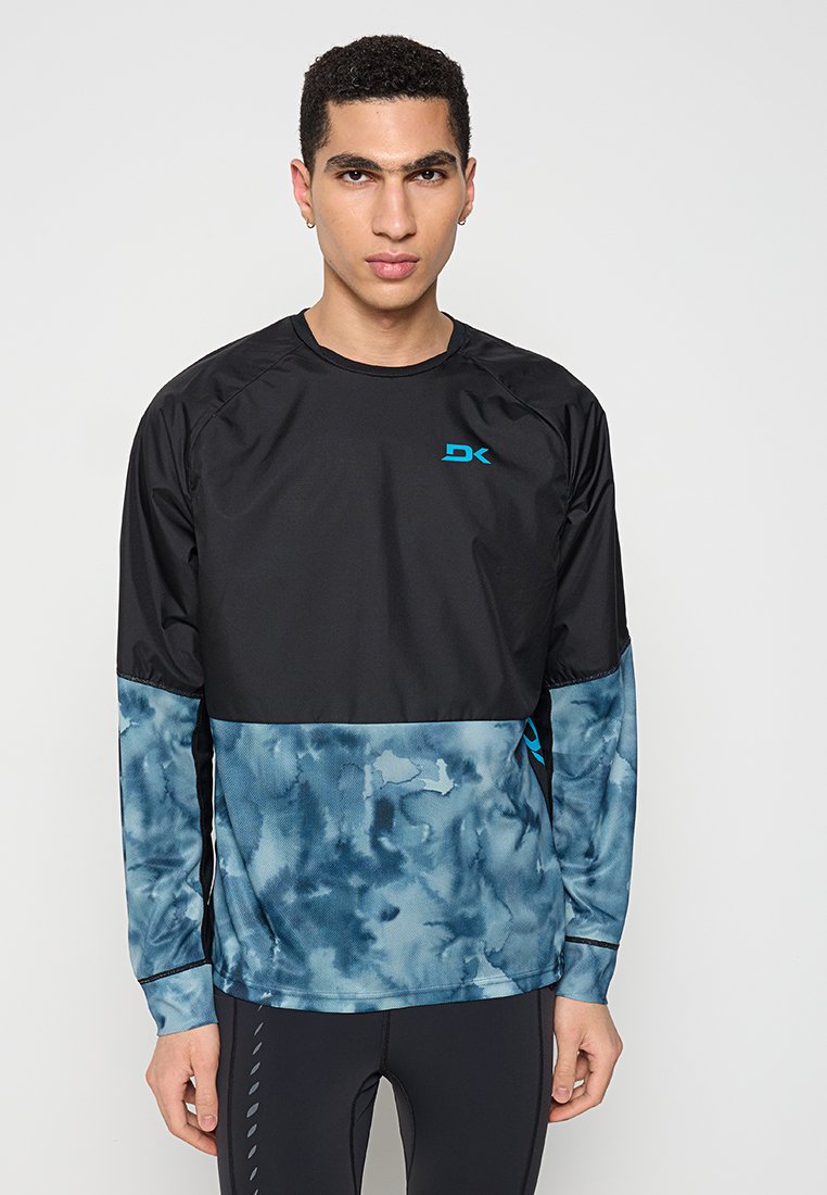 Schwarz langärmliges Sporthemd mit einem blauen Batikmuster im unteren Bereich, ausgestattet mit einem blauen Logo und strukturiertem Stoff.