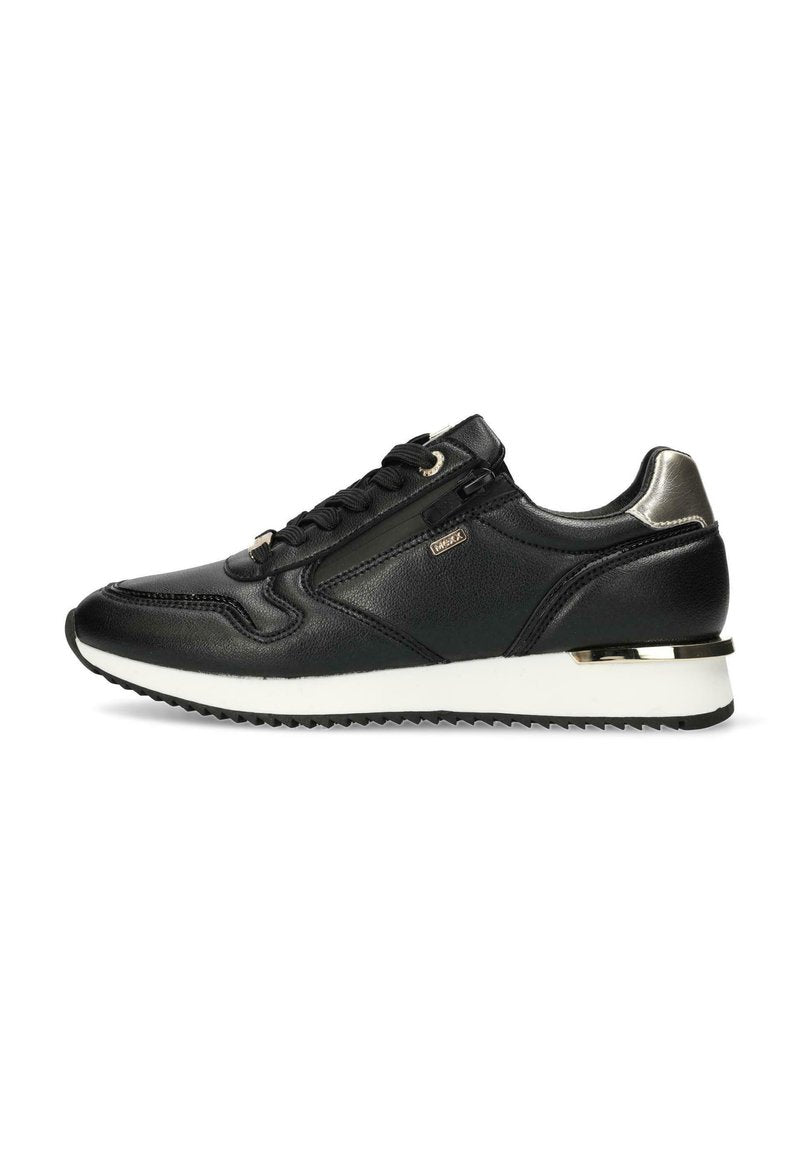 Schwarzer Sneaker mit einem glatten Lederoberteil, ausgestattet mit einem metallischen Akzent an der Ferse und einer weißen Zwischensohle mit strukturiertem Profil.