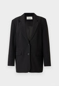 Schwarzer Blazer mit strukturiertem Design, Einzelknopfverschluss, zwei vorderen Taschen und glattem Innenfutter. Taillierte Passform mit Reverskragen.