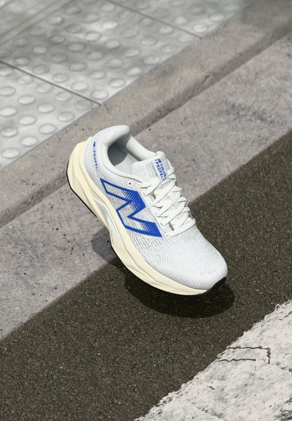 New Balance FUELCELL PROPEL  V5 - Road running shoes - white