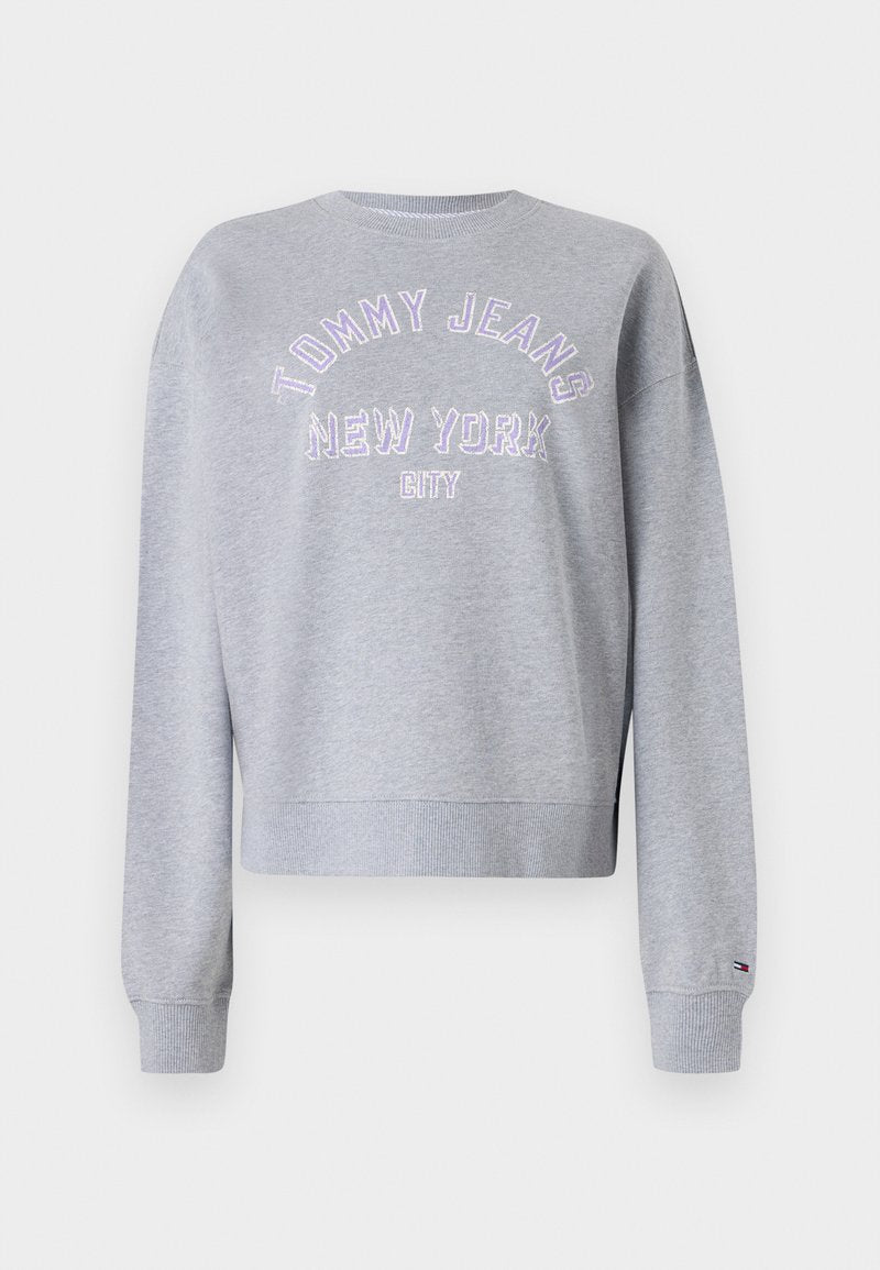 Grauer, taillierter Sweatshirt mit langen Ärmeln, mit lila gesticktem Text "TOMMY JEANS NEW YORK CITY" auf der Brust und gerippten Bündchen.