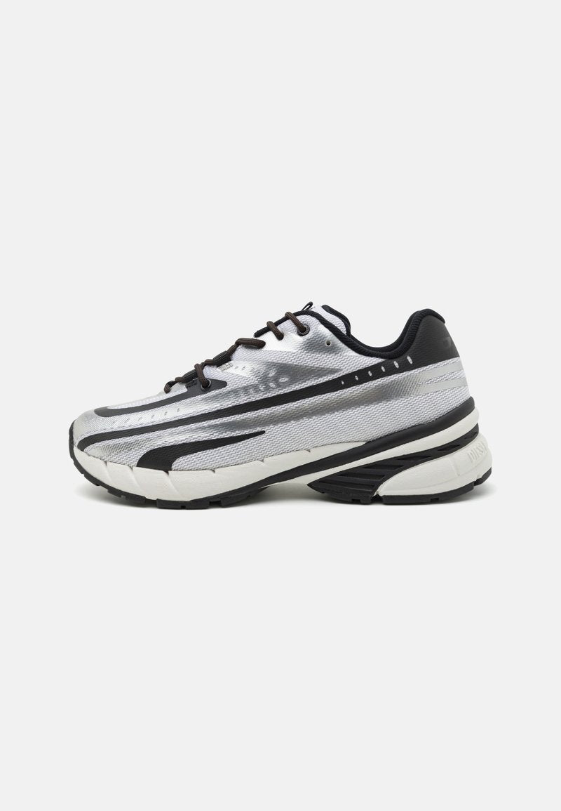 Laufschuh mit einem silbernen Mesh-Obermaterial, schwarzen Akzenten und weißer Sohle. Verfügt über ein strukturiertes Design und schwarze Schnürsenkel. Leicht und gepolstert.