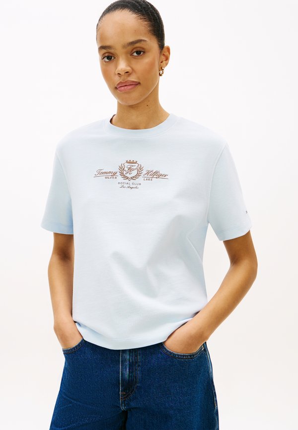 Tommy Hilfiger VARSITY CREST MDRN C-NK SS TEE - VARSITY CREST - Print T-shirt - keepsake blue