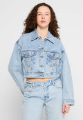Hellblaues, kurz geschnittenes Denim-Jacket mit langen Ärmeln, doppelten Brusttaschen und silbernem Zubehör, das eine leicht verblasste Textur aufweist.