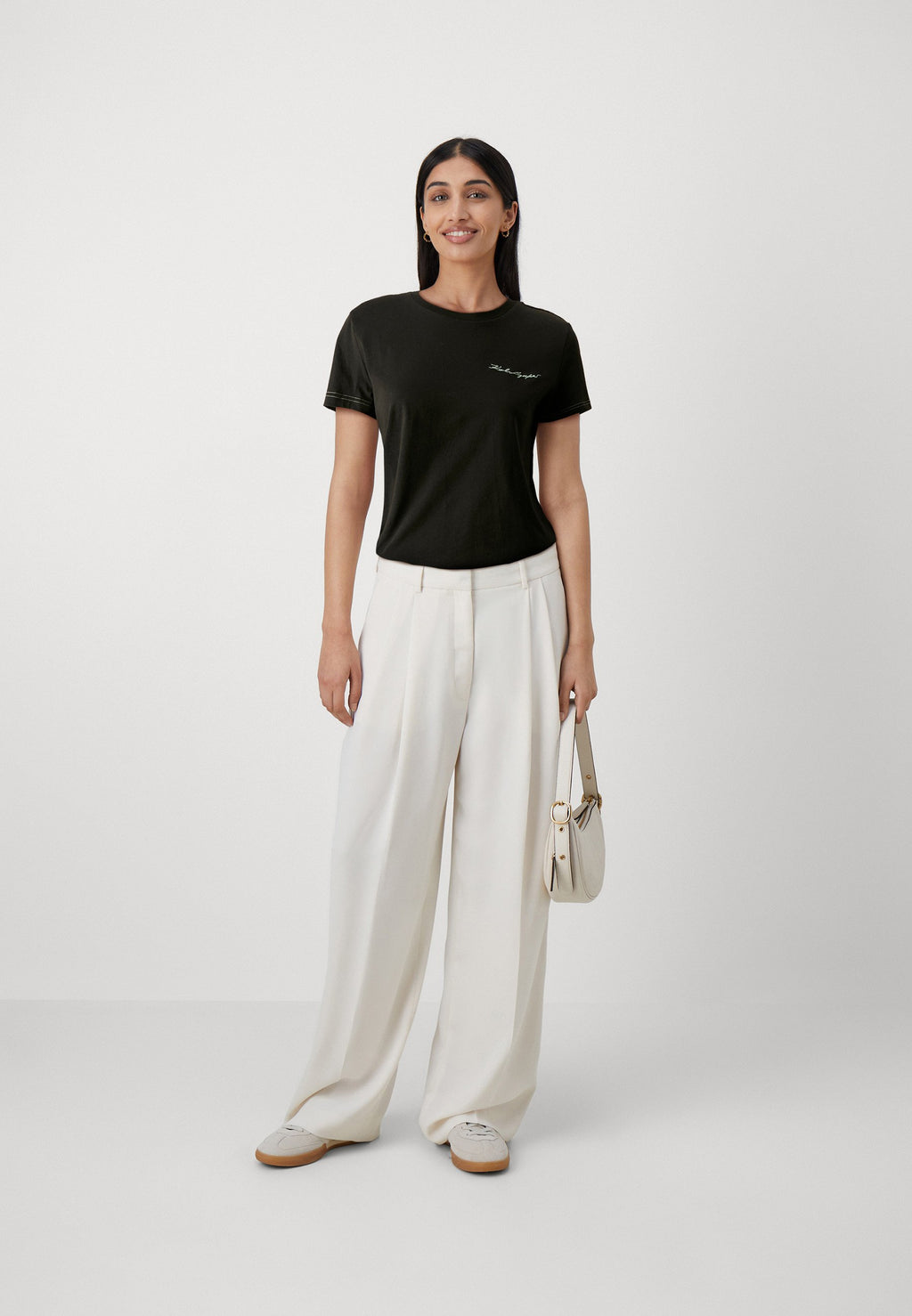 SIGNATURE TEE Media 2