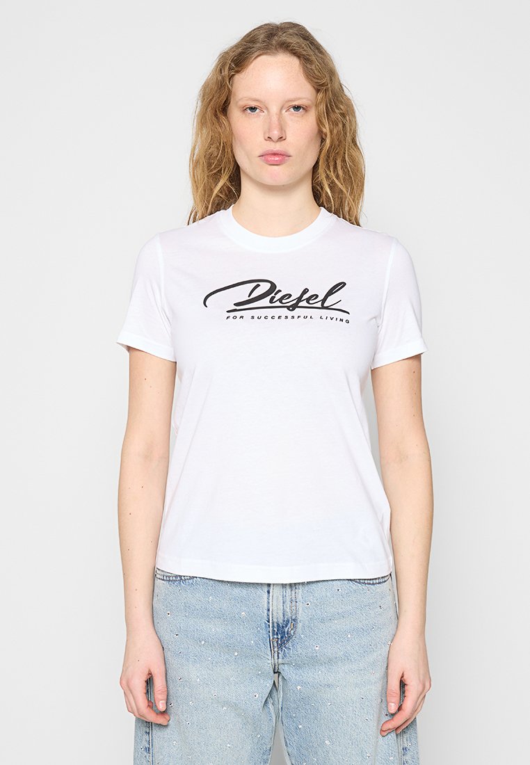 Weißes Baumwoll-T-Shirt mit kurzen Ärmeln, vorne mit schwarzem "Diesel"-Logo und Slogan bedruckt. Weiche Textur, legerer Schnitt.