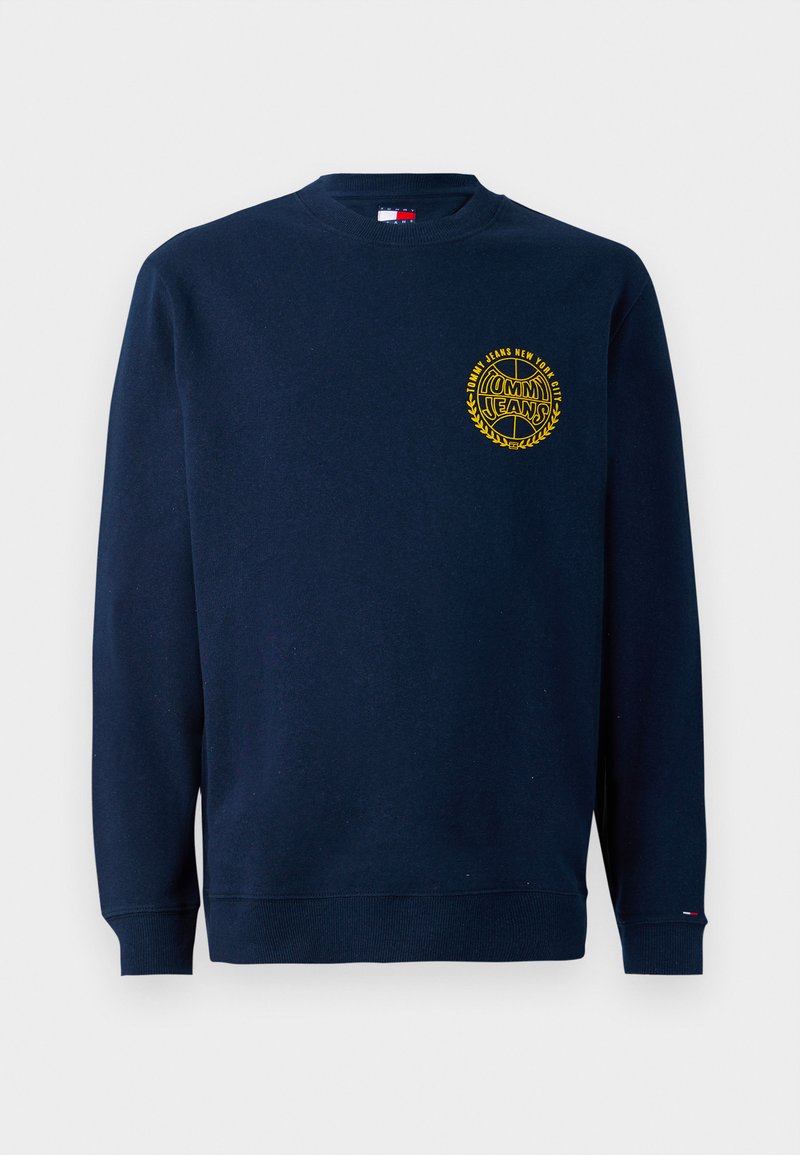 Dunkelblaues Sweatshirt mit Rundhalsausschnitt und gelbem "Tommy Jeans New York City" Logo auf der linken Brust sowie einer kleinen Flagge an der linken Manschette.