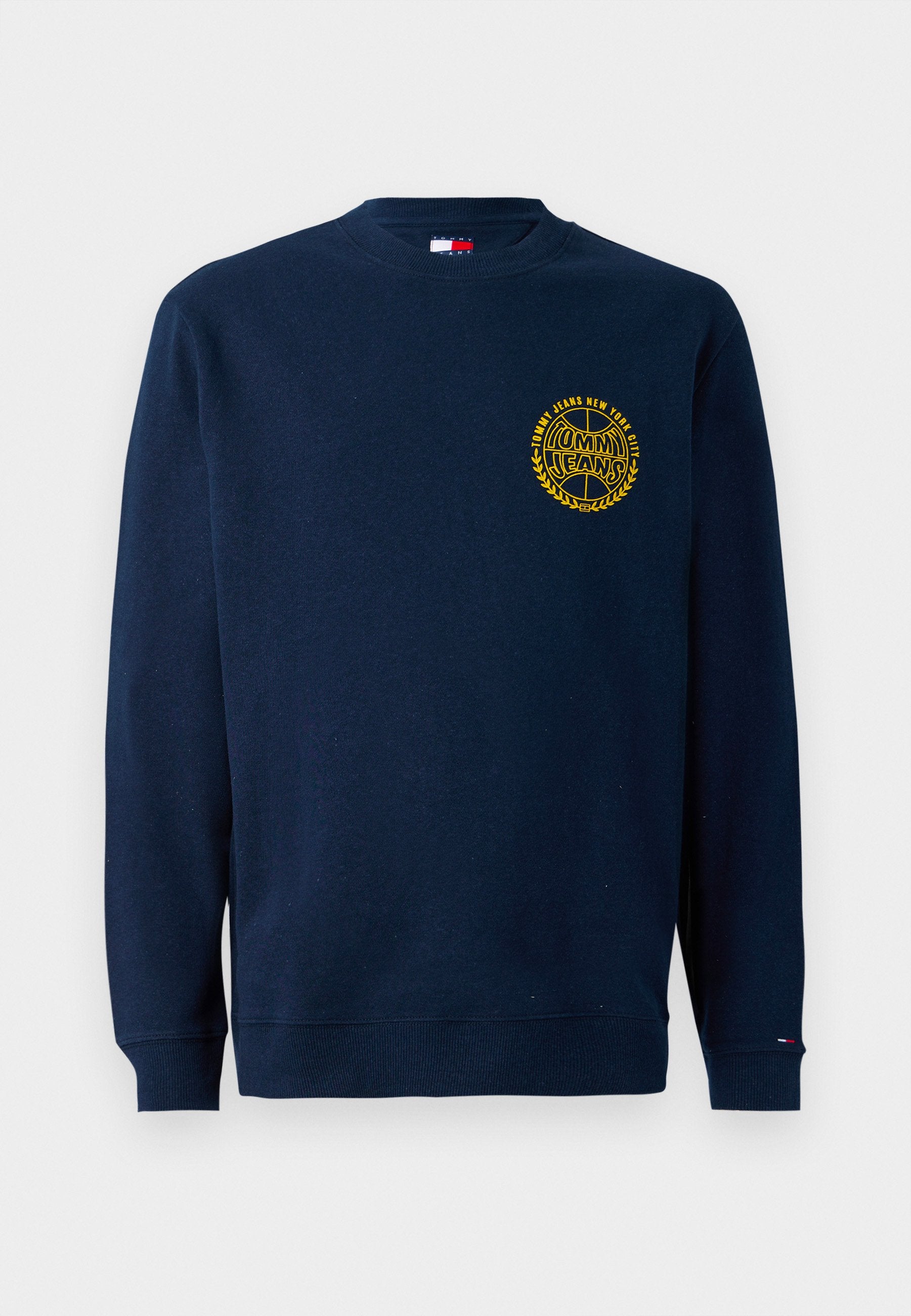 Dunkelblaues Sweatshirt mit Rundhalsausschnitt und gelbem "Tommy Jeans New York City" Logo auf der linken Brust sowie einer kleinen Flagge an der linken Manschette.