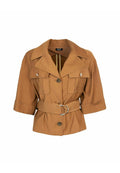 Braune Jacke mit Gürtel, strukturiertem Kragen, kurzen Ärmeln und zwei Vordertaschen. Verfügt über metallicfarbene Knopf- und Schlaufen-Details. Weicher Stoff.