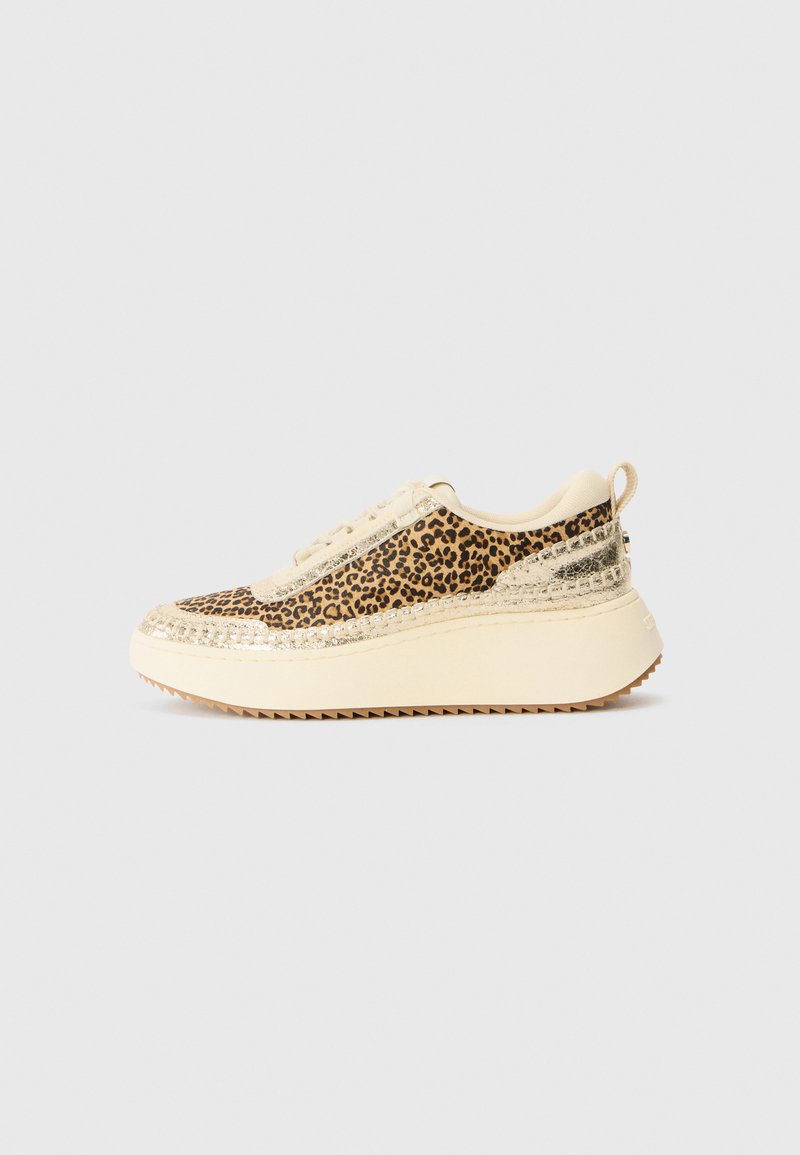 Sneaker im Leopardenprint mit einem beigen Textiloberteil, goldenen Akzenten und einer dicken, strukturierten Sohle mit gezacktem Rand.