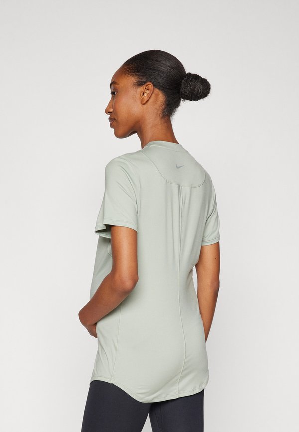 Nike Performance ONE