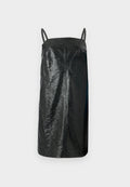Schwarzes, ärmelloses Kleid aus strukturiertem Material, mit einem schlichten, geraden Schnitt, dünnen Trägern und einer mittellangen Länge.