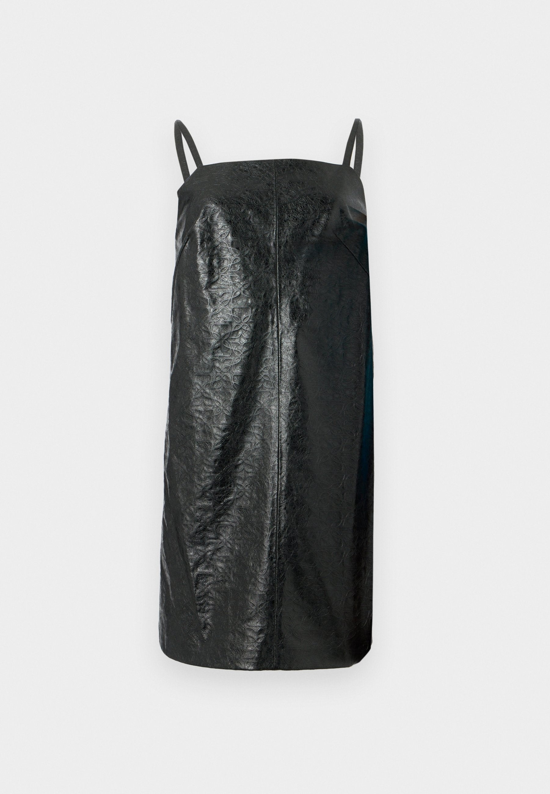 Schwarzes, ärmelloses Kleid aus strukturiertem Material, mit einem schlichten, geraden Schnitt, dünnen Trägern und einer mittellangen Länge.