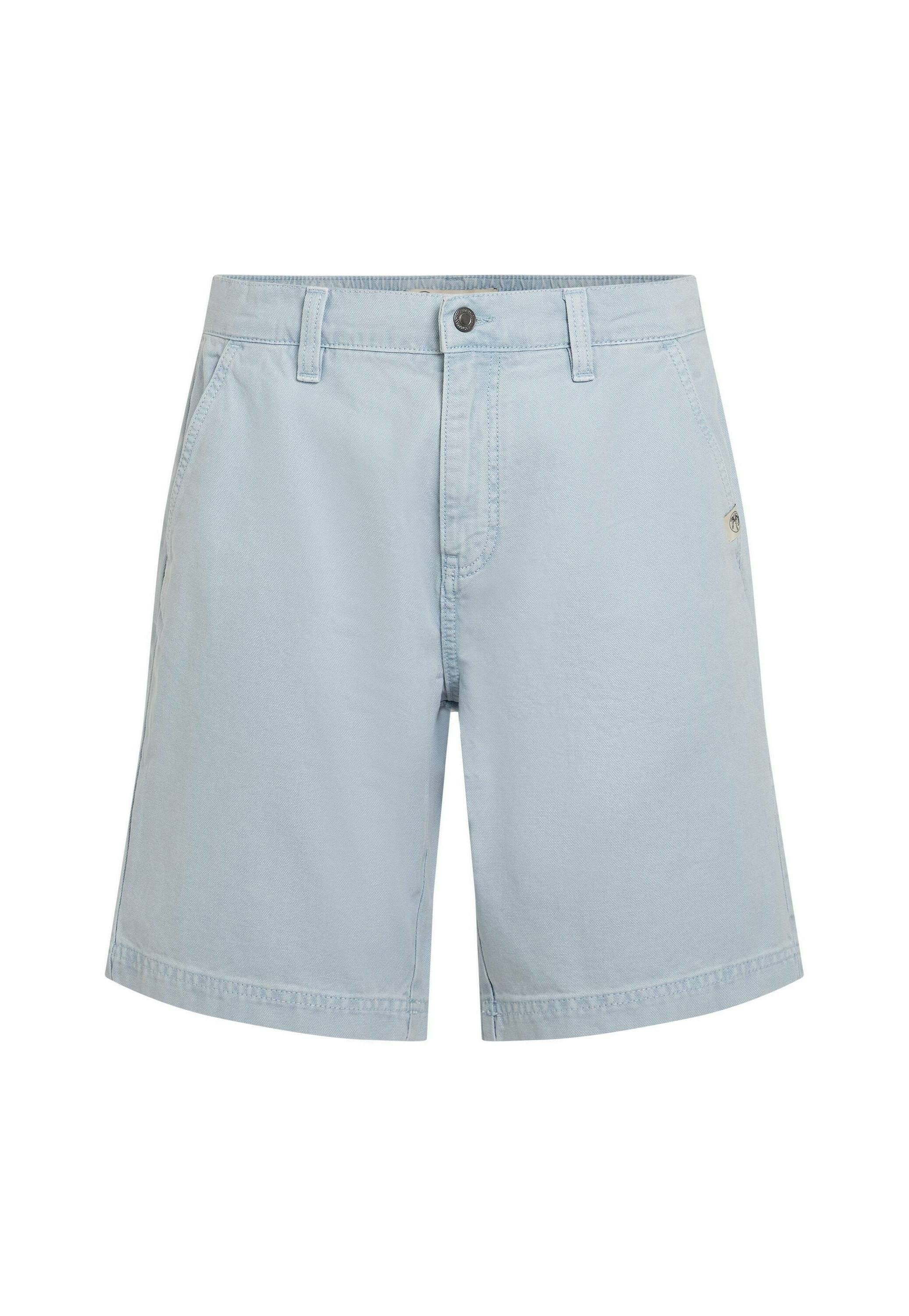 Hellblaue Baumwollshorts mit glatter Textur, ausgestattet mit einer vorderen Knopfleiste, Gürtelschlaufen und Seitentaschen. Dezentes Logodetail an der Seite.