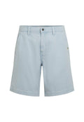 Hellblaue Baumwollshorts mit glatter Textur, ausgestattet mit einer vorderen Knopfleiste, Gürtelschlaufen und Seitentaschen. Dezentes Logodetail an der Seite.