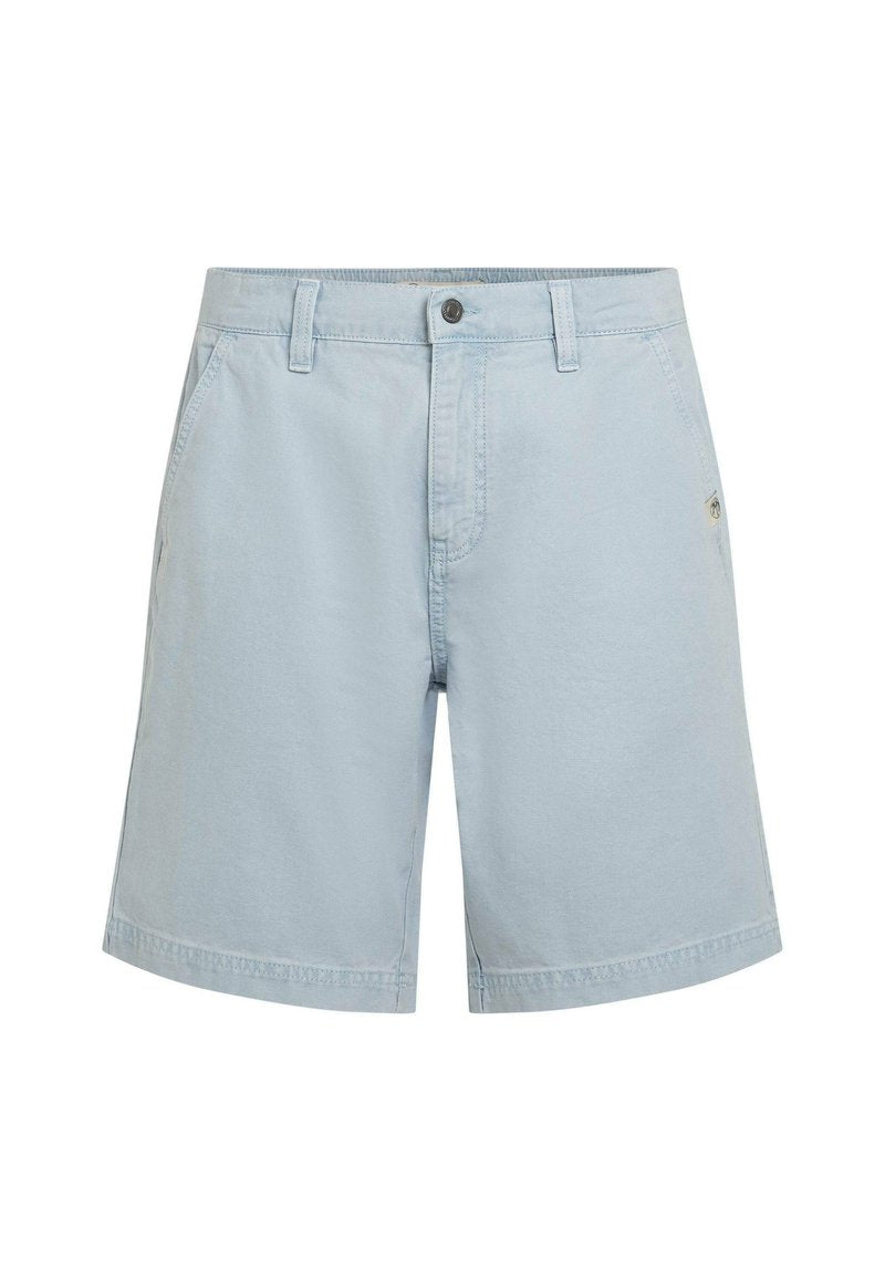 Hellblaue Baumwollshorts mit glatter Textur, ausgestattet mit einer vorderen Knopfleiste, Gürtelschlaufen und Seitentaschen. Dezentes Logodetail an der Seite.