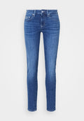 Schlanke Jeans aus mittlerem blauen Denim, mit fünf Taschen, einem Frontknopf und dezenten Verblassungen an den Oberschenkeln.