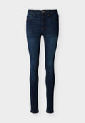 Dunkelblaue Skinny-Jeans mit Vorderknopf und Reißverschluss, Fünf-Taschen-Design und sichtbaren Nähten auf weißem Hintergrund.
