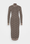 Langes, figurbetontes Kleid in einem beigen und schwarzen geometrischen Muster, mit einem gerippten Rollkragen und Bündchen, aus einem gestrickten, strukturierten Stoff gefertigt.