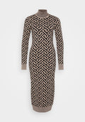 Langes, figurbetontes Kleid in einem beigen und schwarzen geometrischen Muster, mit einem gerippten Rollkragen und Bündchen, aus einem gestrickten, strukturierten Stoff gefertigt.