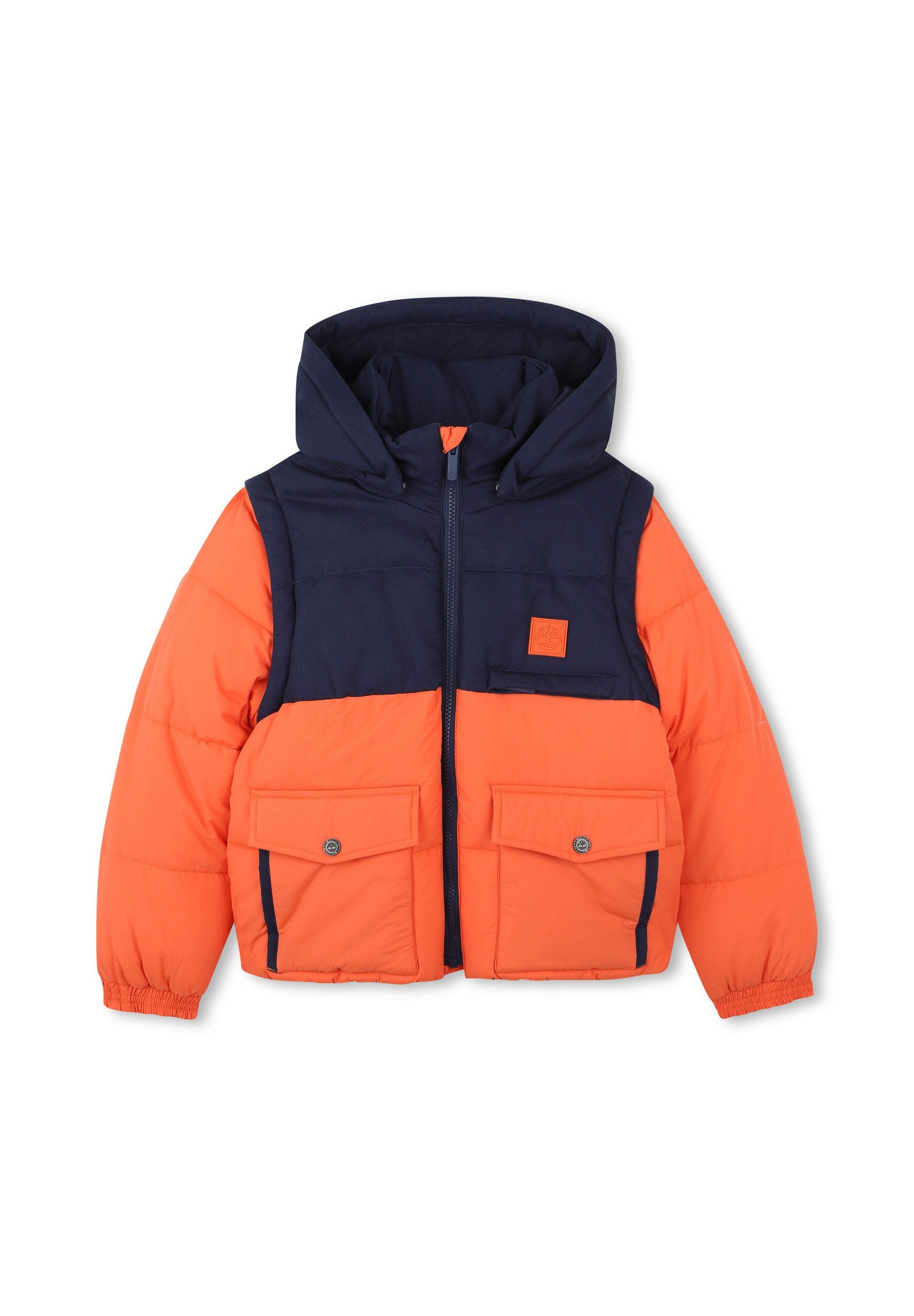 Kinder-Puffy-Jacke mit marineblauem Kapuzen- und oberen Brustbereich, leuchtend orangefarbenen Ärmeln und Körper, Frontreißverschluss und zwei geknöpften Klappentaschen.