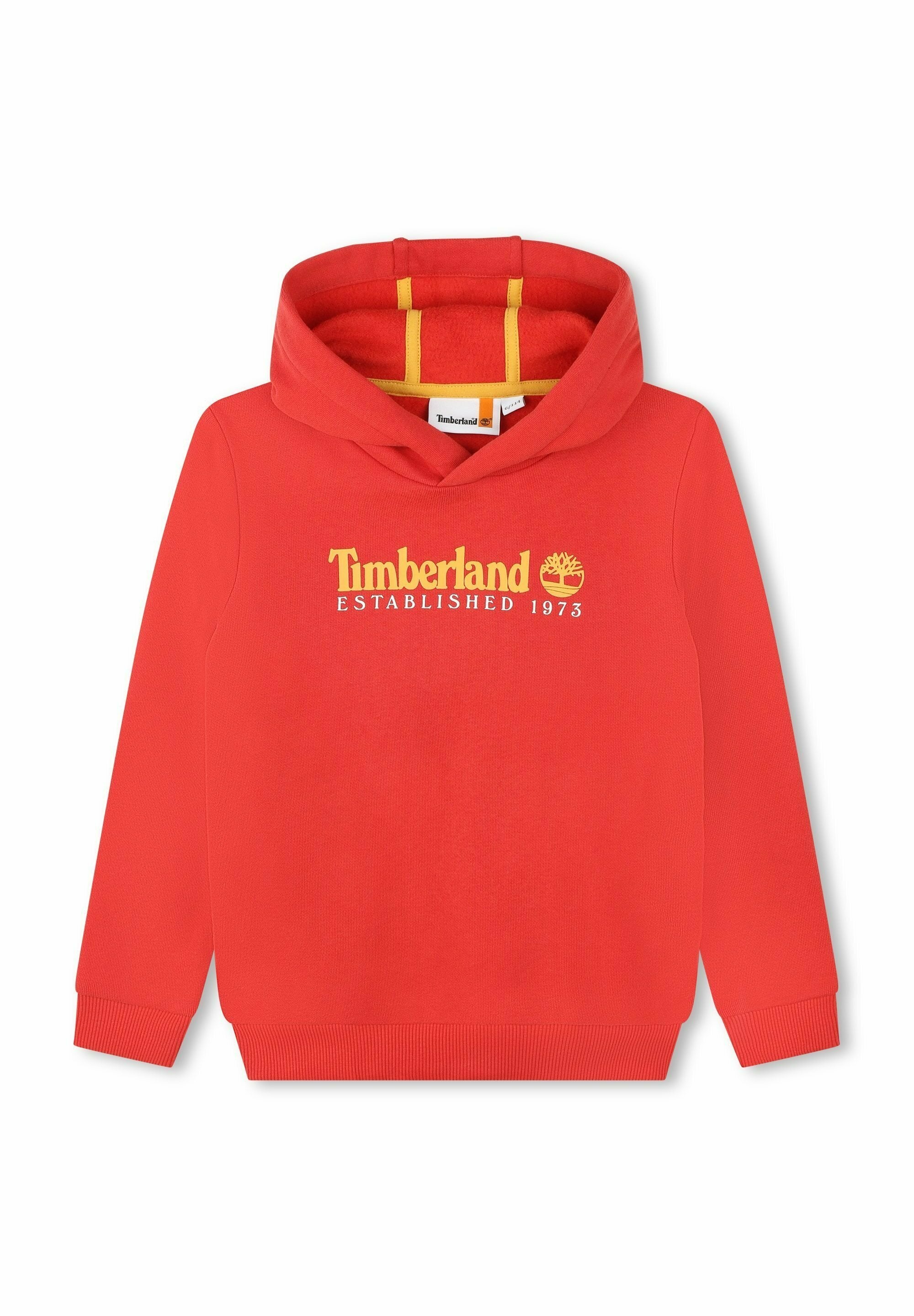 Roter Baumwollkapuzenpullover mit einem gelben Timberland-Logo und dem Text "ESTABLISHED 1973" sowie einer kontrastierenden gelben Innenseite der Kapuze.