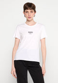 Weißes Baumwoll-T-Shirt mit kurzen Ärmeln und rundem Halsausschnitt. Mit einem schwarzen Logo-Druck auf der Brust. Glatte Textur, lässige Passform.
