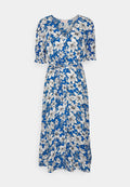 Florales Kleid mit blauem Hintergrund und weißen Blumen, kurzen Ärmeln, V-Ausschnitt, tailliertem Bund und einem fließenden, midilangen Rock.