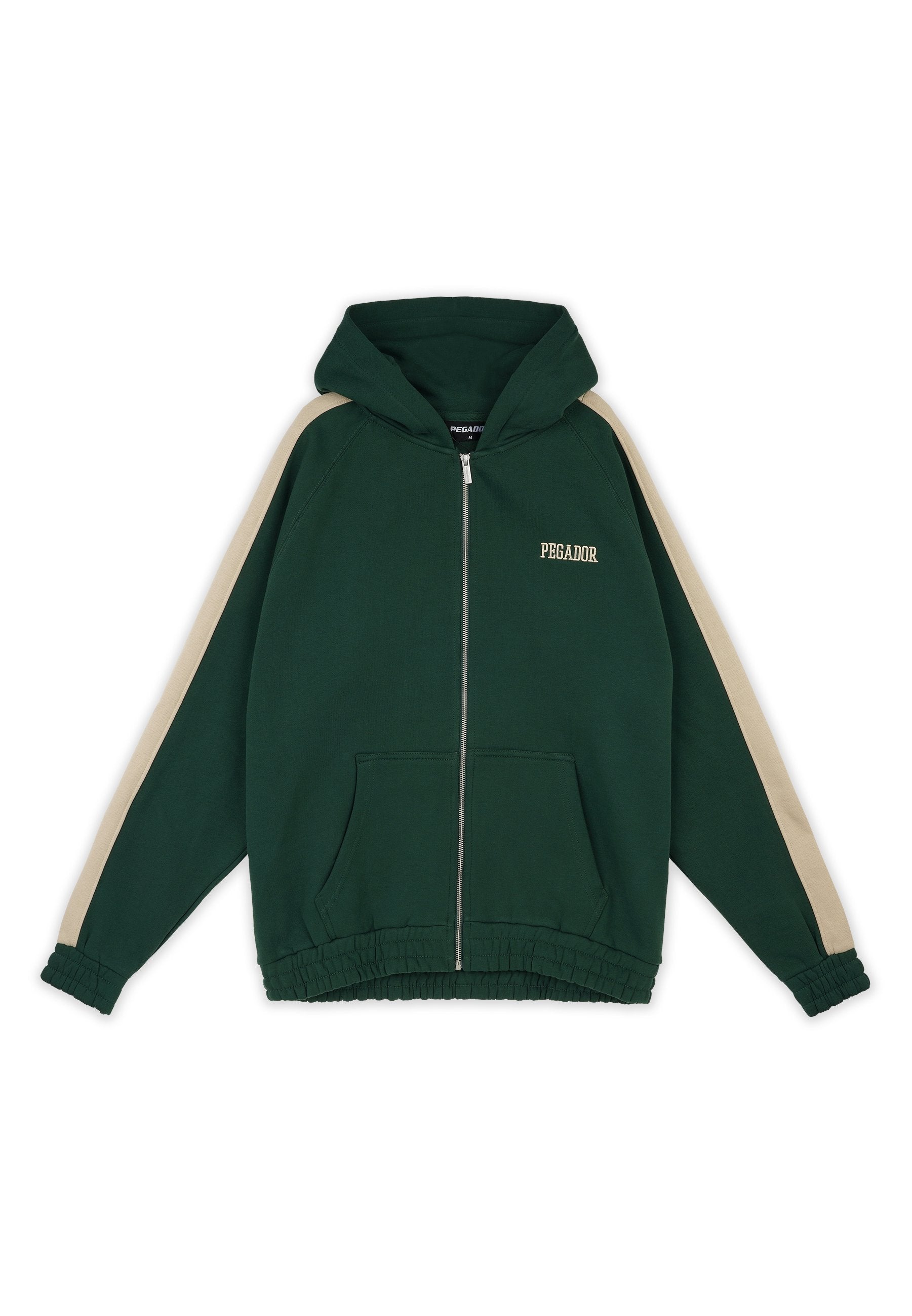 Grüne Zip-Hoodie mit beigen Seitenstreifen, elastischen Bündchen und einer Kängurutasche. Weißes "PEGADOR"-Logo auf der Brust. Weiche Stofftextur.