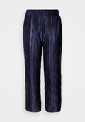 Marineblaue, plissierte Hose mit elastischem Bund, die eine strukturierte Oberfläche und eine lockere Passform aufweist und knapp unterhalb der Wade endet.