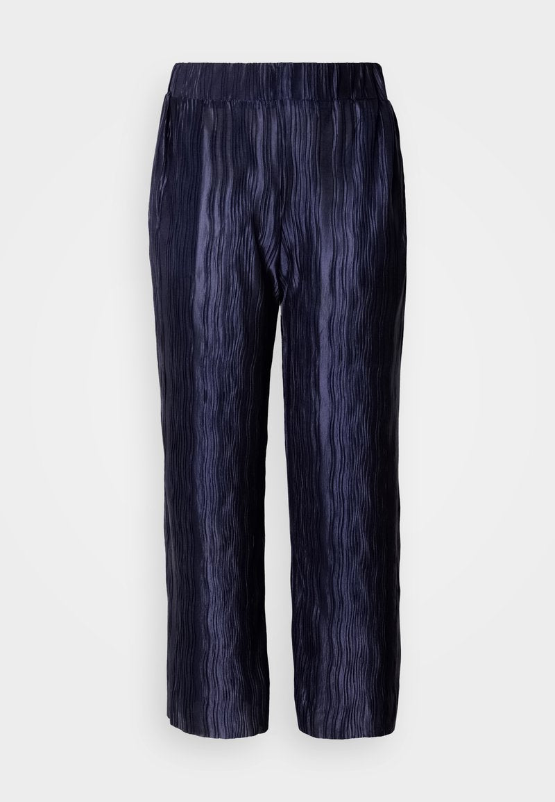 Marineblaue, plissierte Hose mit elastischem Bund, die eine strukturierte Oberfläche und eine lockere Passform aufweist und knapp unterhalb der Wade endet.