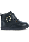 Schwarze Leder-Stiefelette mit goldener Schnalle und Schnürdetails. Abgerundete Zehenpartie, strukturierte Oberfläche, Gummisohle mit leichtem Absatz.