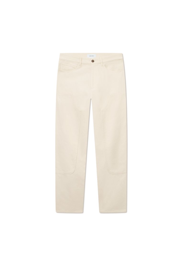 Beige Straight-Leg-Hosen mit einem Knopfverschluss vorne, fünf Taschen und Knietaschen. Hergestellt aus Baumwolle mit glatter Textur.