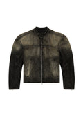 Schwarze Jeansjacke mit einem taillierten Design, hoher Halslinie, zwei vorderen Taschen und einem Reißverschluss. Färbt von dunkel nach hell.