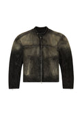 Schwarze Jeansjacke mit einem taillierten Design, hoher Halslinie, zwei vorderen Taschen und einem Reißverschluss. Färbt von dunkel nach hell.