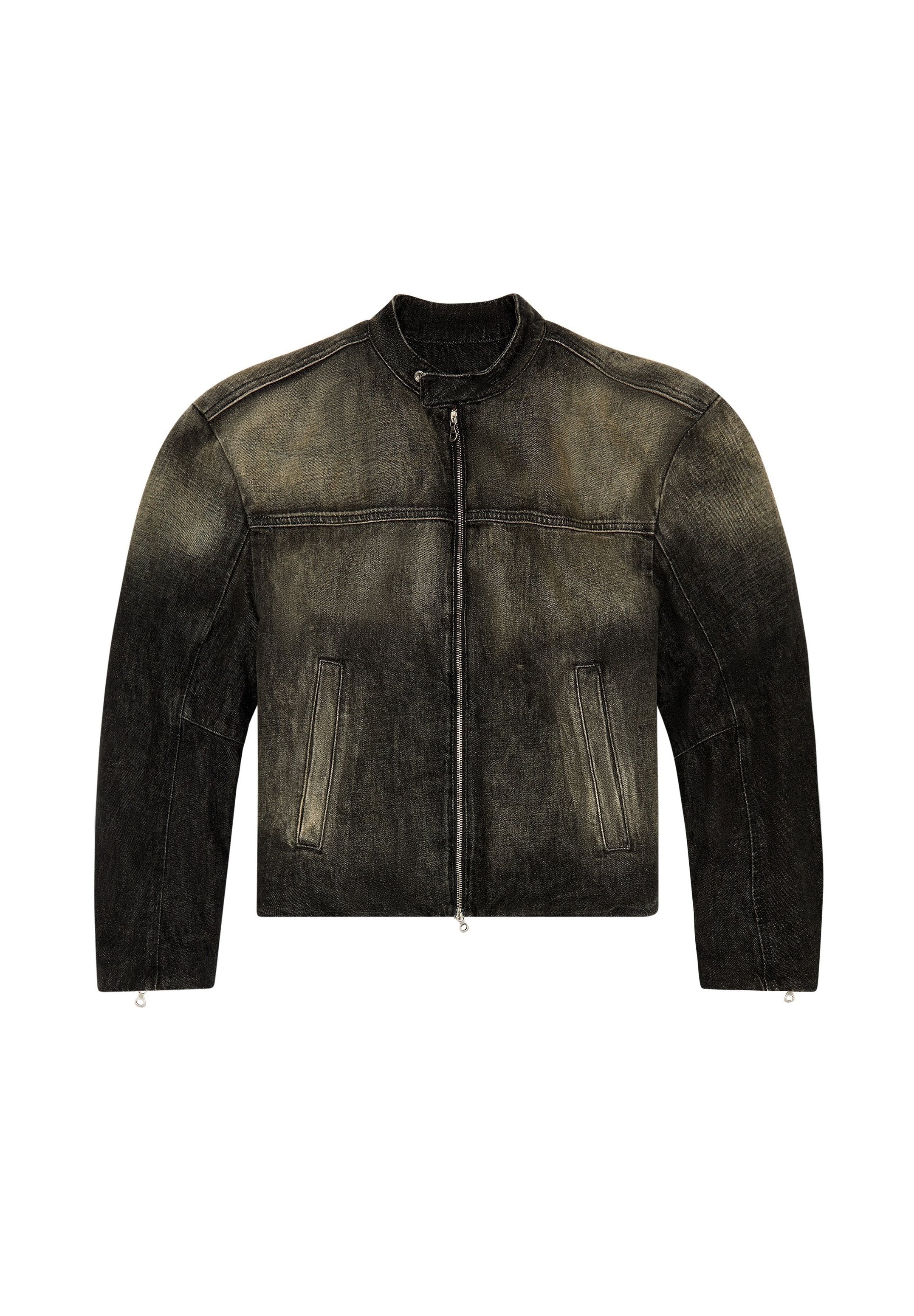Schwarze Jeansjacke mit einem taillierten Design, hoher Halslinie, zwei vorderen Taschen und einem Reißverschluss. Färbt von dunkel nach hell.