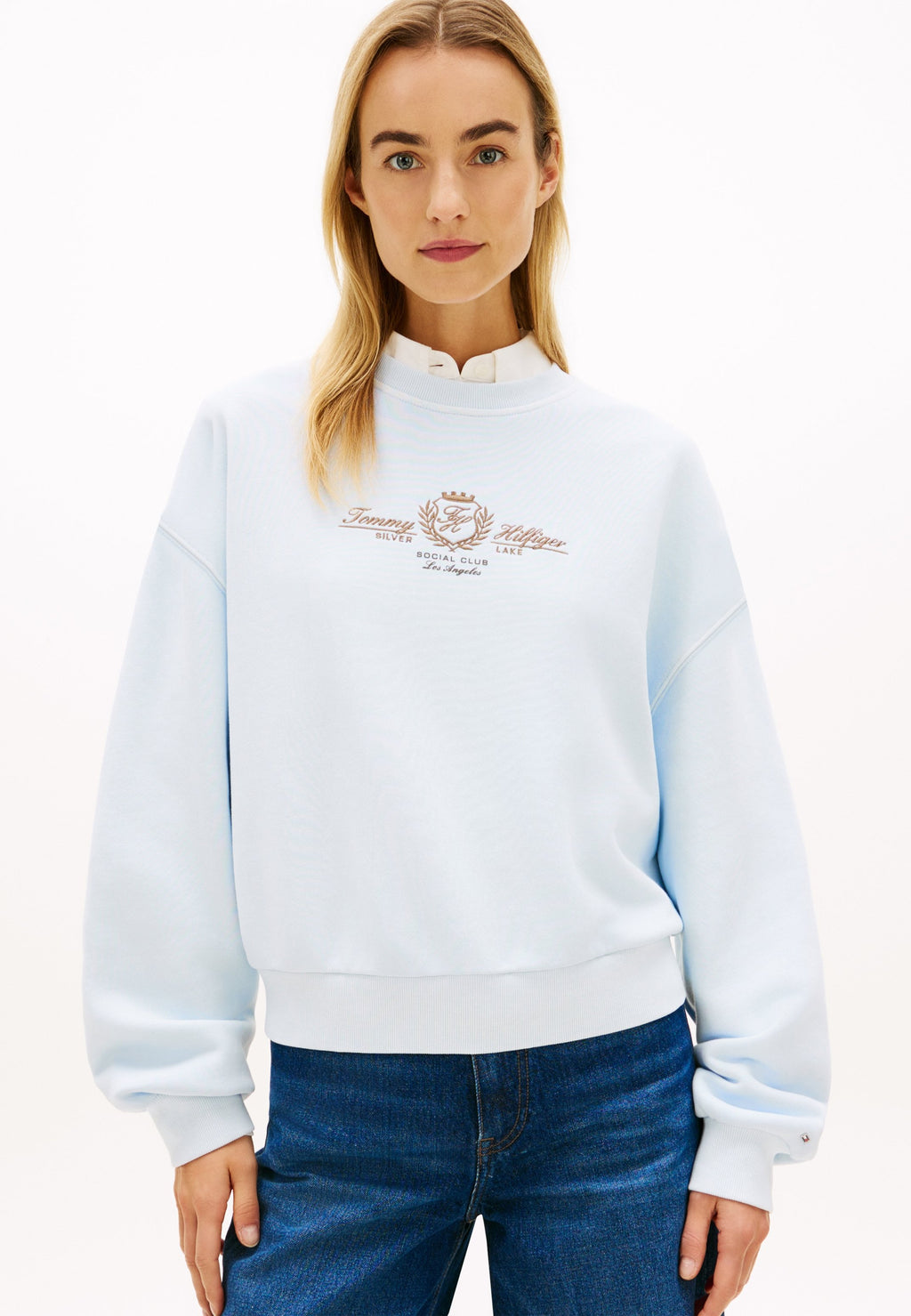CREST EMBROIDERY RELAXED TERRY SWEATSHIRT Media 3