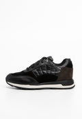 Schwarzer Sportschuh aus Leder und Wildleder mit einem strukturierten Seitenpanel, tonal abgesteppten Nähten, runden Schnürsenkeln und einer kontrastierenden Sohle.