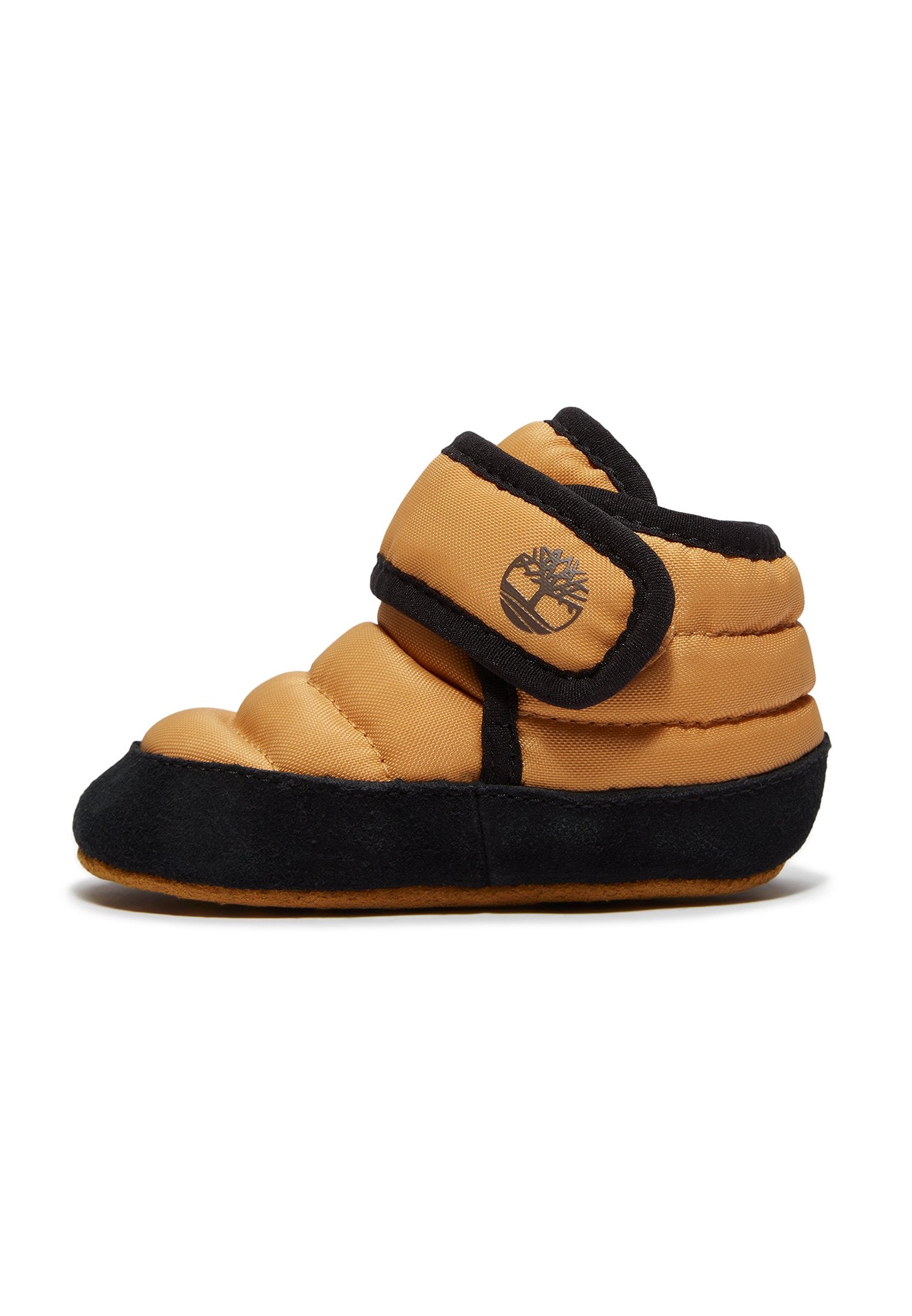 Beige gepolsterter Stiefel mit schwarzen Akzenten und Klettverschluss, versehen mit einem Baumlogo. Weiches Obermaterial und strukturiertes Sohlenprofil für guten Halt.