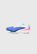 Blauer synthetischer Fußballschuh mit weißen Akzenten, schwarzem Streifen, pinkem Logo, strukturiertem Obermaterial und mehreren Stollen für Grip auf Gras.