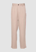 Beige Hosen mit geradem Bein, versehen mit einem roten Seitenstreifen, Falten vorne und einem schwarzen Knopf am Bund.