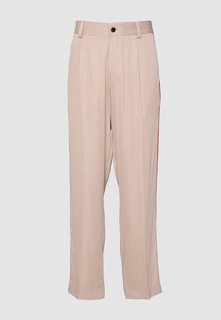 Beige Hosen mit geradem Bein, versehen mit einem roten Seitenstreifen, Falten vorne und einem schwarzen Knopf am Bund.