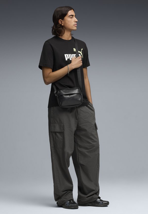 Puma LOGO TEE - Print T-shirt - black apple spritz