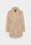 Beige Wollwickelmantel mit weitem Schal-Kragen, langen Ärmeln, frontalen Taschen und einem gebundenen Gürtel in der Taille.