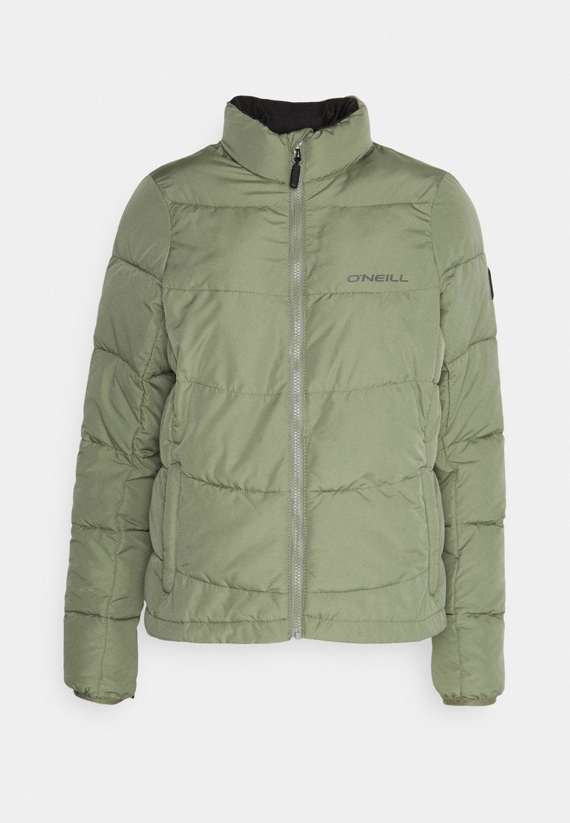 Grüne gepolsterte Jacke mit hohem Kragen, Reißverschluss auf der Vorderseite und horizontalen Nähten. Verfügt über ein Logo auf der linken Brust und ein dunkles Innenfutter.