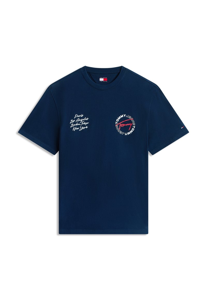 Marineblaues T-Shirt mit kurzen Ärmeln, weißer Stadtnamen auf der linken Brustseite und rundem Tommy Jeans-Logo mit roter Signatur auf der rechten Brustseite.